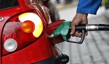 A car gets served at a filling station