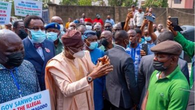 Gov. Babajide Sanwo-Olu and police officer during the Magodo/Shangisha land dispute debacle