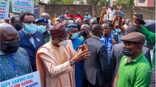 Gov. Babajide Sanwo-Olu and police officer during the Magodo/Shangisha land dispute debacle