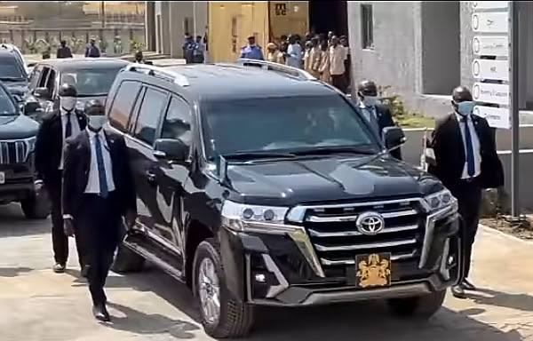 The bags President Buhari's security detail were carrying in Imo state are ballistic  bulletproof briefcases