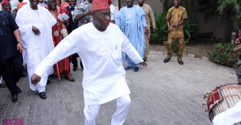 [File photo] Ex-President Olusegun Obasanjo dancing to gangan on his 79th birthday