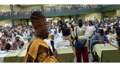 Asiwaju Olayinka Fasuyi addressing the crowd at the launch