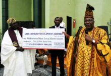 Asiwaju Olayinka Fasuyi presenting a chedue to a representative of one of the local governments