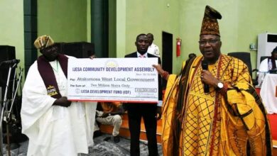 Asiwaju Olayinka Fasuyi presenting a chedue to a representative of one of the local governments